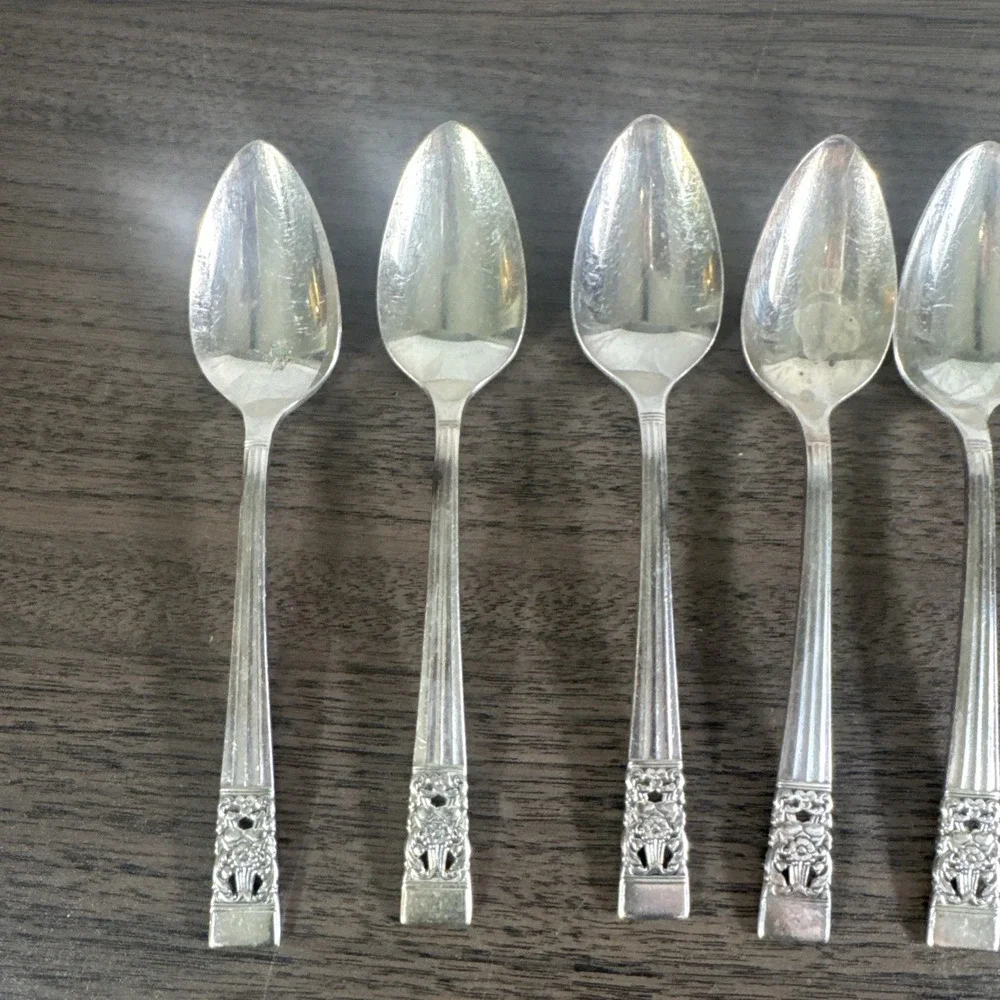 8 VTG Oneida Community CORONATION Dessert Spoon Silverplate‎ 6 inch 1936